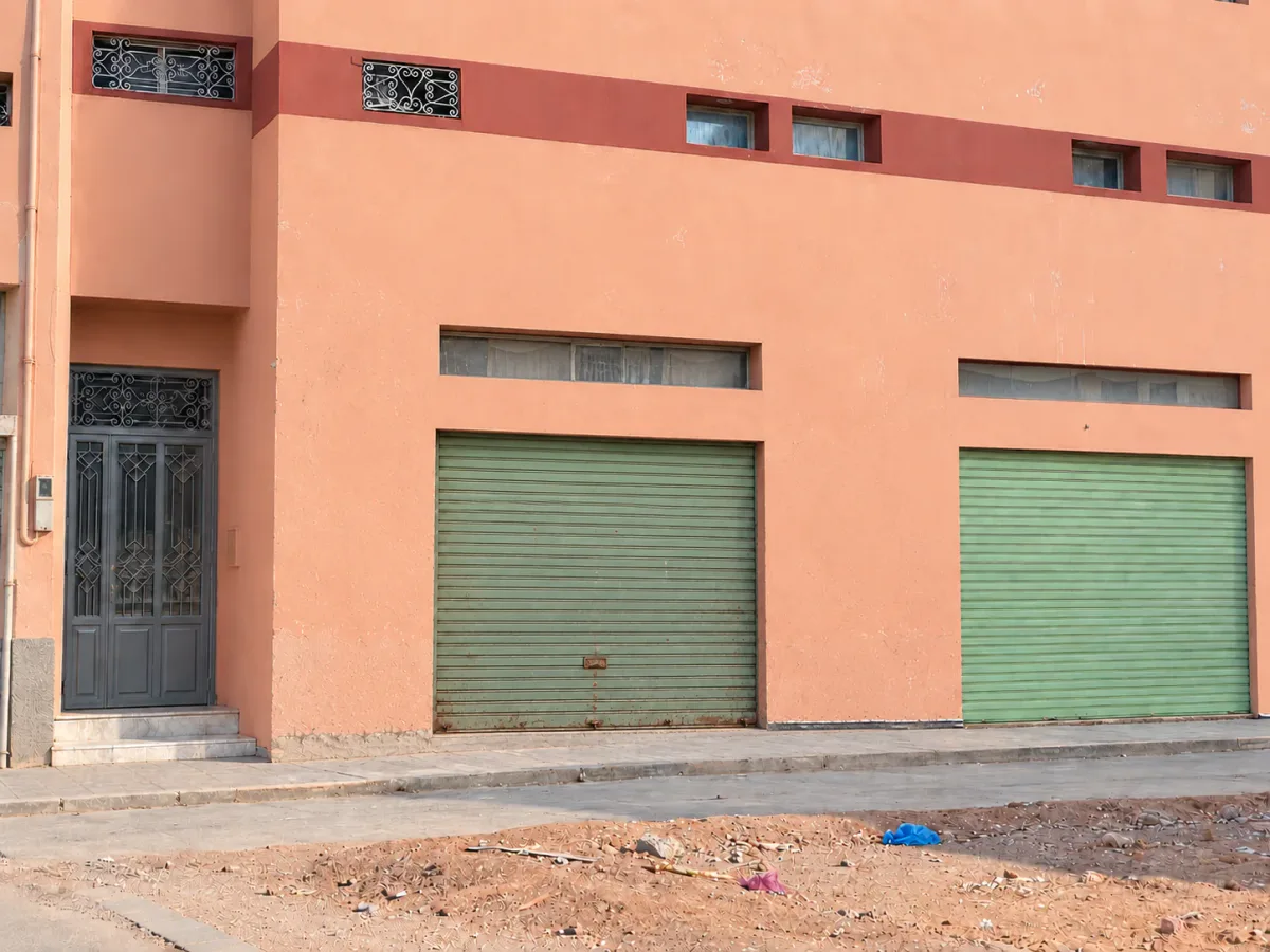Enseigne avant remplacement — réalisation SUPPORTS Marrakech
