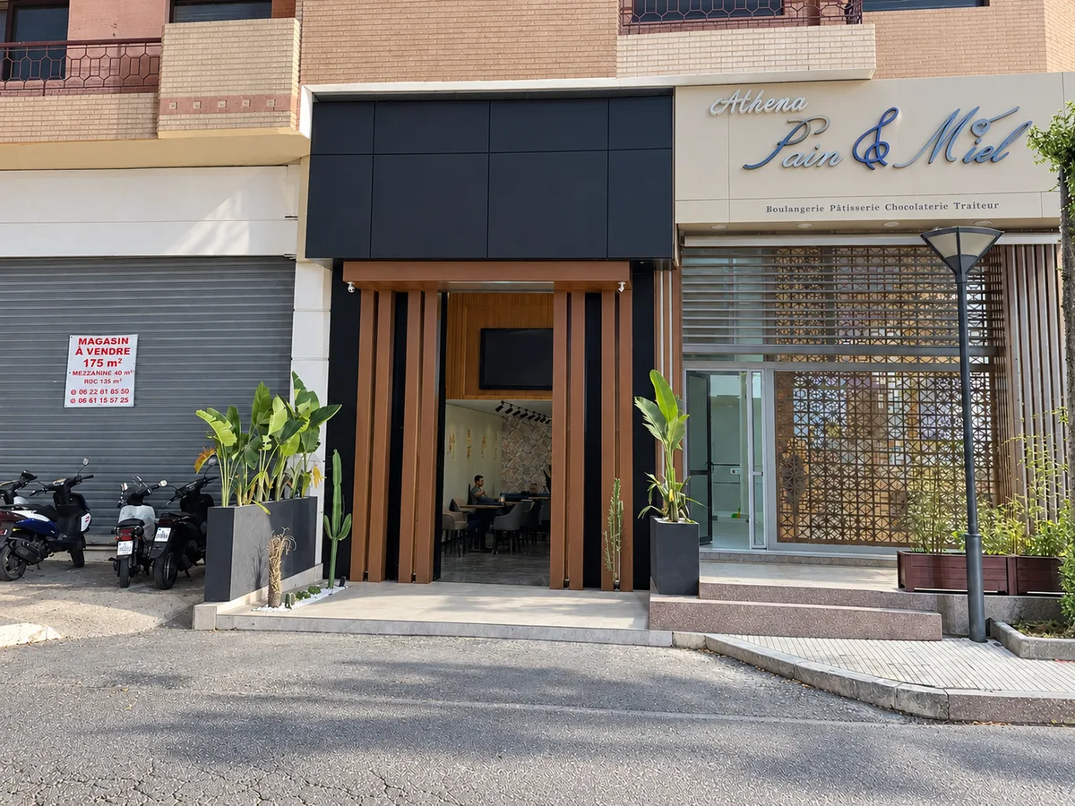 Façade avant la nouvelle enseigne lumineuse — réalisation SUPPORTS Marrakech